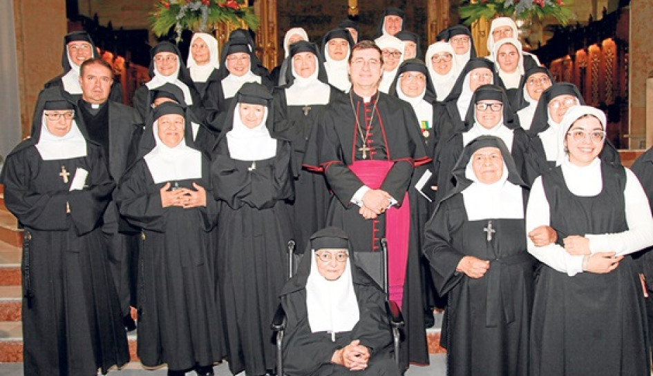 Las hermanas del Monasterio de la Visitación en compañía del nuncio apostólico Paolo Rudelli.