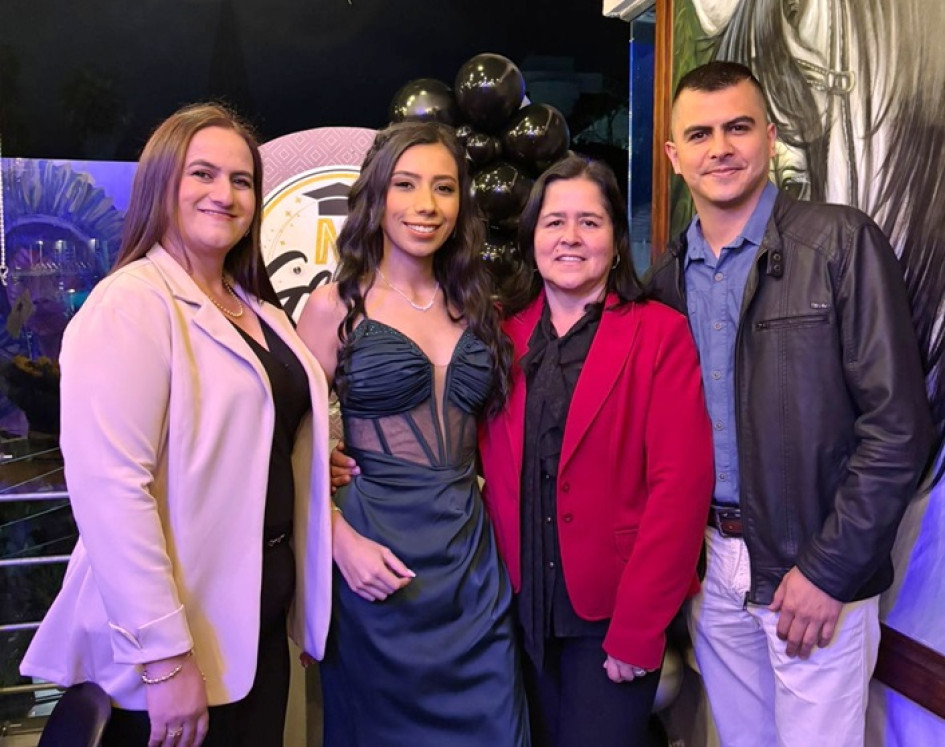 Yennifer Espinosa celebró el título en Administración de Empresas en compañía de Diana González, Adiela Alarcón y Cristian Toro.