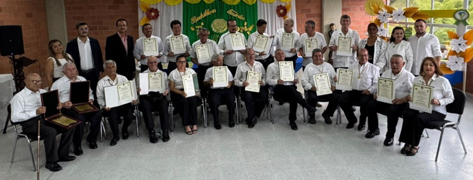 Arriba: Paola Méndez, Víctor Bedoya (secretario), Jorge Alberto Duque (rector), Miguel Torres, Octavio García, Eliécer Calderón, Ariel Rosas, Ildefonso Suárez, Mario Zuluaga, Luis Eduardo Gallego, Javier Botero y los docentes actuales del colegio Yolanda Ocampo, Alix Hincapié y Jhonatan Santa. Abajo: Horacio Arias, Rogelio Gálvez, Heriberto Ríos, Marco Tulio Botero, Gloria Gallego (recibió el título de su esposo fallecido Alberto Parra), Luis Ángel Ciro, William Montes,Dora