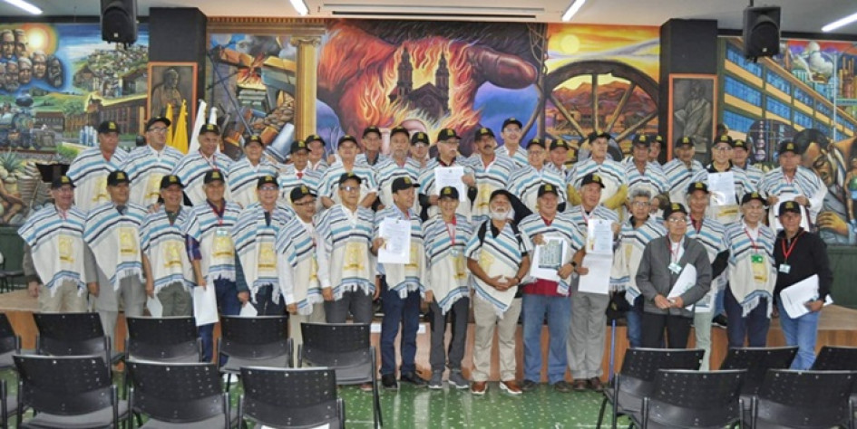 Fotos | Lector | LA PATRIA  Celebraron sus bodas de oro reunidos en el auditorio del Instituto Universitario: Jorge Ortiz, Gonzalo Augusto Jiménez, Alcibiades Ospina, Carlos Eduardo Aristizábal, Fernando Moreno, Luis Enrique Romero, Víctor Raúl Ramírez, Guillermo Jaramillo, Carlos Alberto Ospina, Gabriel Cardona, Darío Giraldo, Carlos Javier Gil, Fernando Gómez, Javier Sánchez (profesor), Octaviano García, Luis Fernando Pineda y Cristóbal Trujillo (rector). Atrás: Hugo Muñoz, Jaime Eduardo Quintero, Delio C