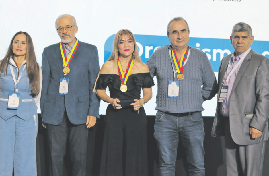 Coocalpro se siente complacida por el otorgamiento de la medalla al mérito cooperativo Carlos Julio Niño Rodríguez, otorgada por FELCOFIN, a nuestro presidente JORGE MARIO SIERRA QUIROZ, hombre que con su idoneidad, sentido de pertenencia, y responsabilidad coadyuvó con la recuperación de nuestra Cooperativa, posesionándola hoy como una de las mejores del departamento de Caldas.