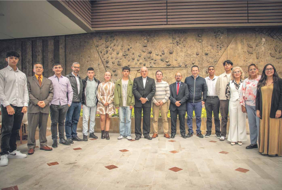 El instituto Calenda ofreció un almuerzo en Club Manizales sede Centro para llevar a cabo la premiación de los mejores resultados de la Prueba Saber 11° y el examen de admisión de la Universidad Nacional. De izquierda a derecha: Marcela Cardona Gartsos (2do Mejor icfes de Caldas)-  Hermano Antidio Bolívar Enríquez Oviedo (Rector Colcristo)- Julián Andrés Franco González (1er puesto en la sede Manizales Universidad Nacional)- Genereldo de Jesus García (Rector del Liceo Mixto Malhabar) - Juan José Grajales He