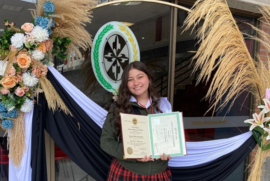En el colegio de Nuestra Señora del Rosario se llevó a cabo el pasado 30 de noviembre el acto de graduación de Isabella Botero Salgado. Culminó sus estudios de manera satisfactoria, formándose en valores y excelencia como estudiante rosarista.