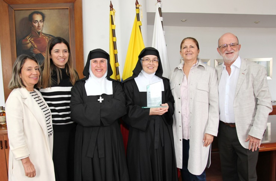 Martha Lucía Castaño, Luisa Fernanda Duque, hermana María José Vargas Daza, hermana Luz Elena Barco Fonseca, Estella Salazar, gestora Social de Caldas, y Henry Gutiérrez Ángel, gobernador de Caldas.