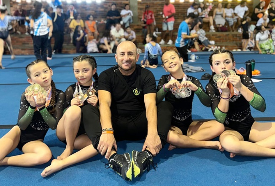 El club Gymnastic Dreams de Manizales con su entrenador, Luis Eduardo Robledo, participó en el Campeonato Nacional USAG 4a.