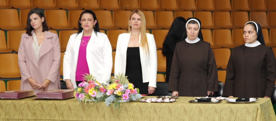 Fotos | Argemiro Idárraga | LA PATRIA Agatha Grand Cárdenas, coordinadora académica; Andrea del Pilar Orozco Ramos, coordinadora de convivencia;  Viviana Martínez Hernández, presidenta del Consejo de padres; hermana Jessica Arango Hernández, rectora, y hermana Emperatriz Bucheli Duque, vicerrectora.