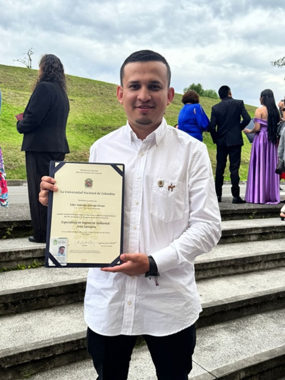 Edier Santiago Quiroga Henao recibió su título como especialista en Ingeniería Ambiental - Área Sanitaria de la Universidad Nacional de Colombia, sede Manizales.
