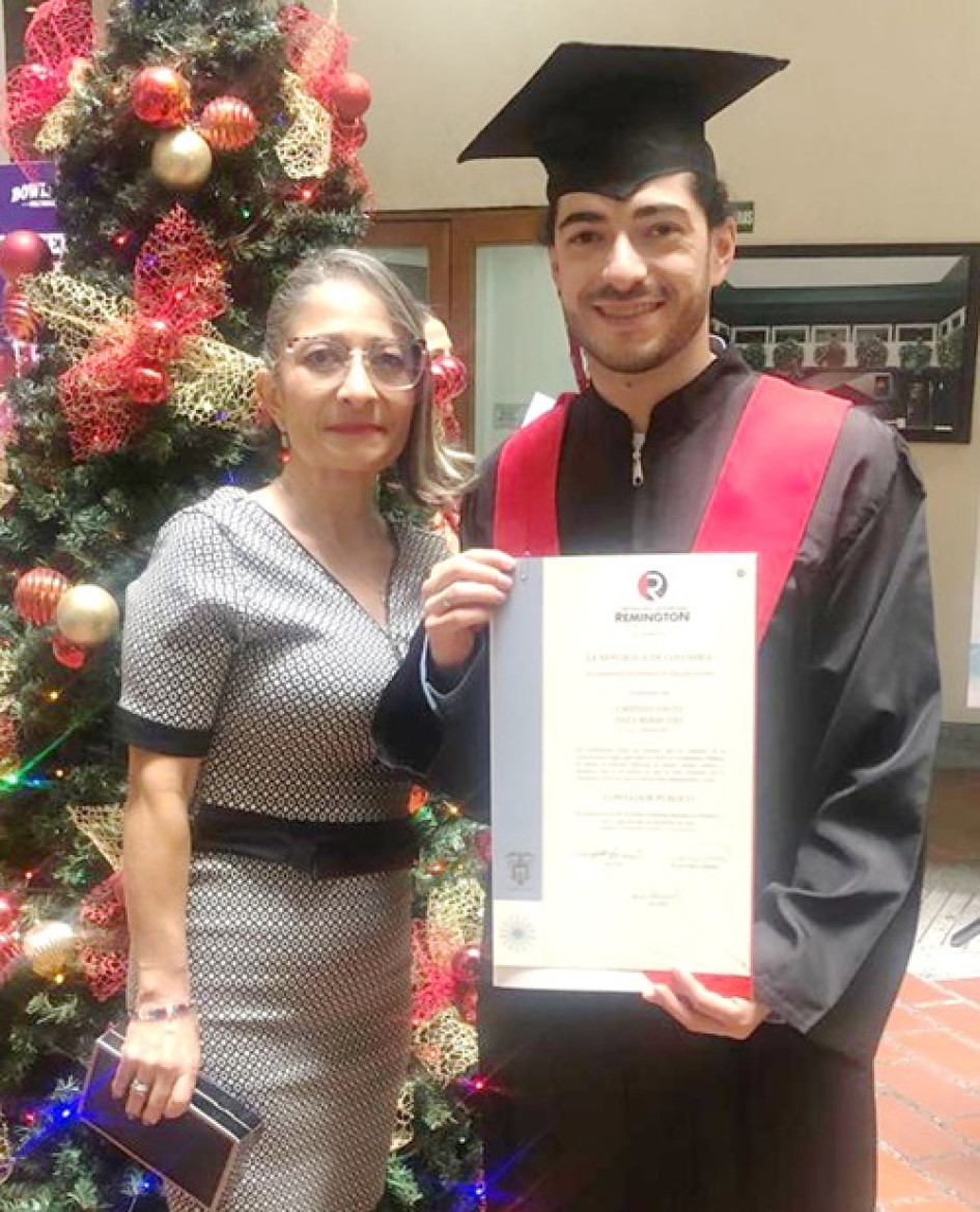 Cristian David Daza Bermúdez se graduó de contador de la Universidad Remington, lo acompaña Nancy Bermúdez.