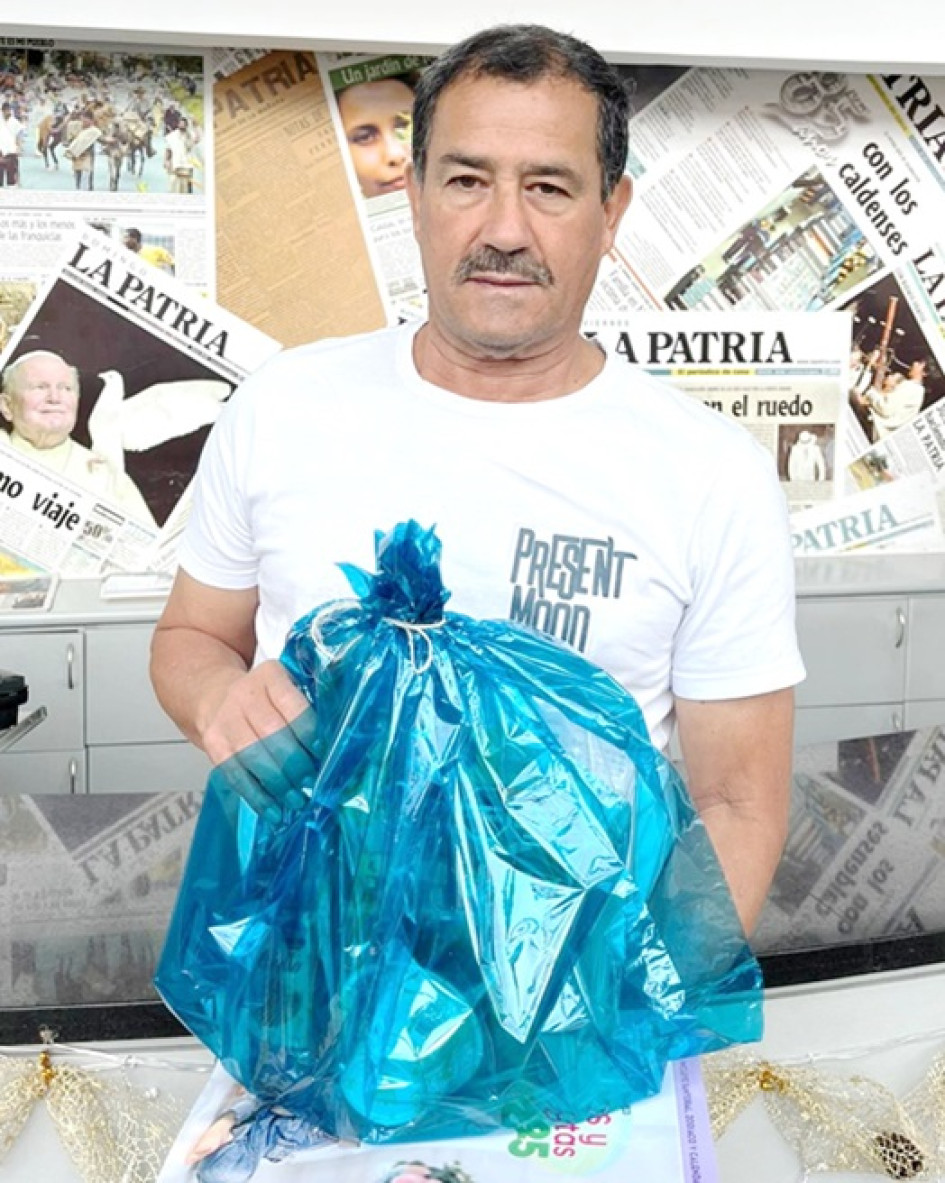 Hernando Posada oyente fiel de LA PATRIA Radio, aficionado de la sección Deportes. El regalo fue para él y su nieto Martín, deportista destacado de Manizales.