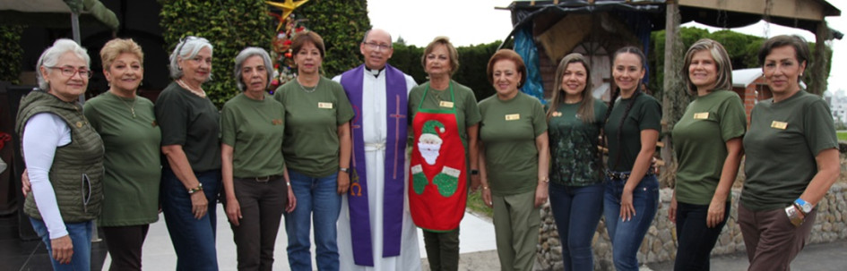 Grupo de damas junto al padre Óscar Manrique.