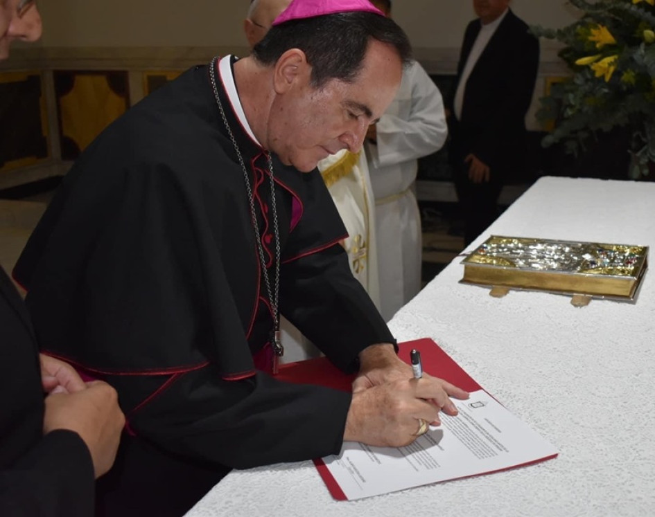 Monseñor Nelson Jaír Cardona Ramírez, natural de Norcasia (Caldas), se posesionó oficialmente como obispo de Pereira. El acto de su profesión de fe y juramento de fidelidad se realizó en una ceremonia solemne en la capilla episcopal y con la compañía del Colegio de Consultores, siguiendo el protocolo habitual para los obispos. En esta celebración estuvo presente monseñor Rigoberto Corredor Bermúdez, obispo emérito de Pereira, ante el cual monseñor Nelson Jaír expresó su compromiso con la Iglesia y su fideli