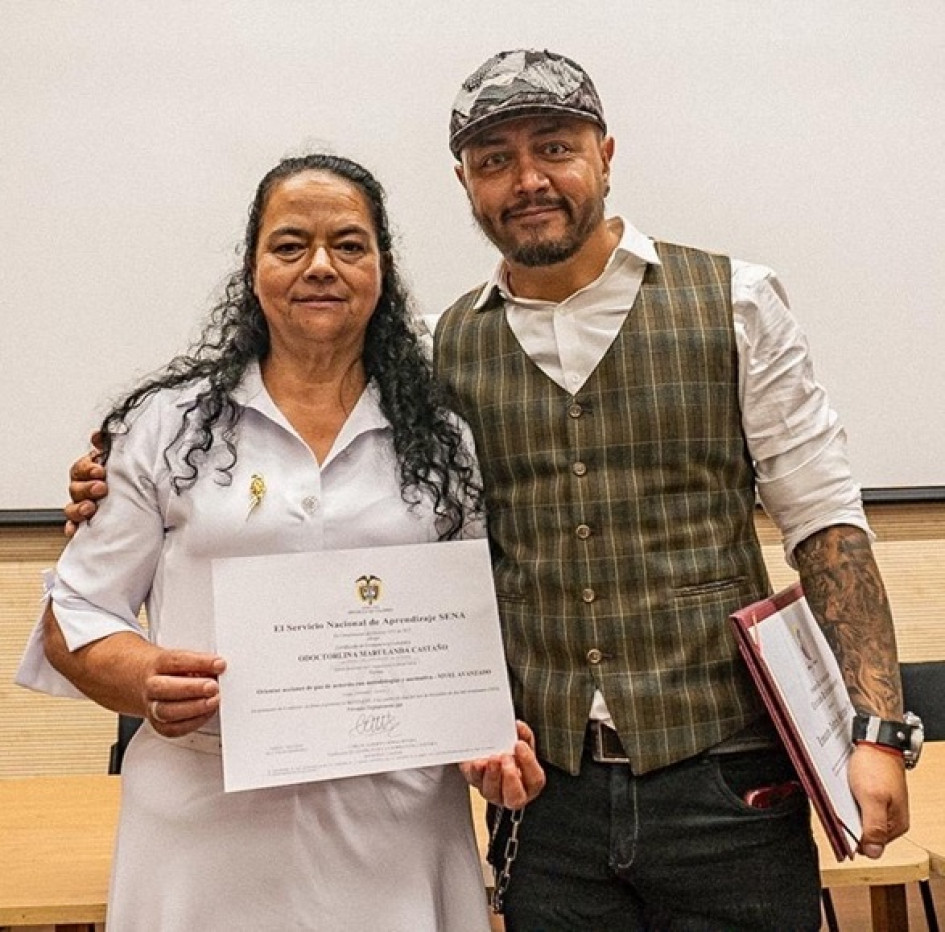 Odoctorlina Marulanda, natural de Manzanares (Caldas), recibió su certificado de Gestores de Paz, Convivencia y Conciliación por competencia del Sena. La acompaña el gestor social Leonardo Martínez, profesor.