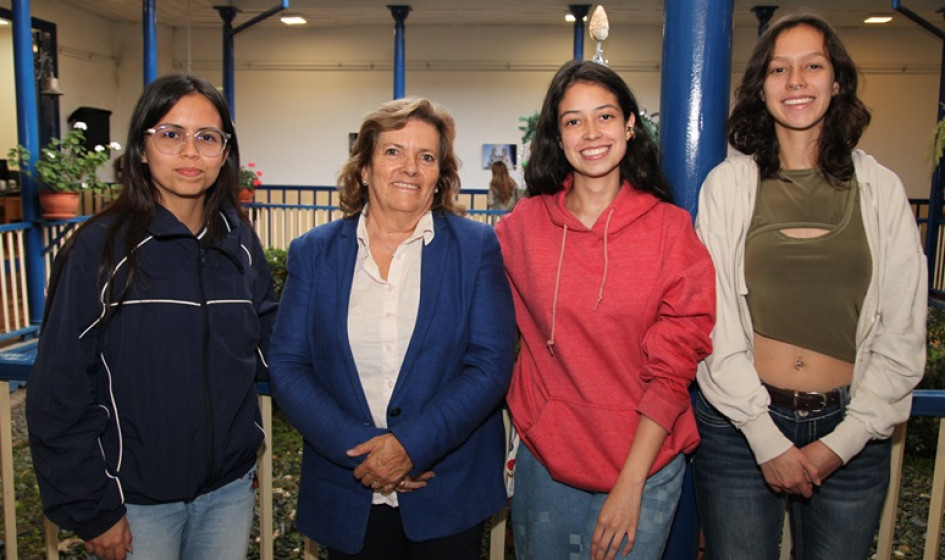 Daniela Reyes, Patricia López, Sara Suárez y Diana Reyes.