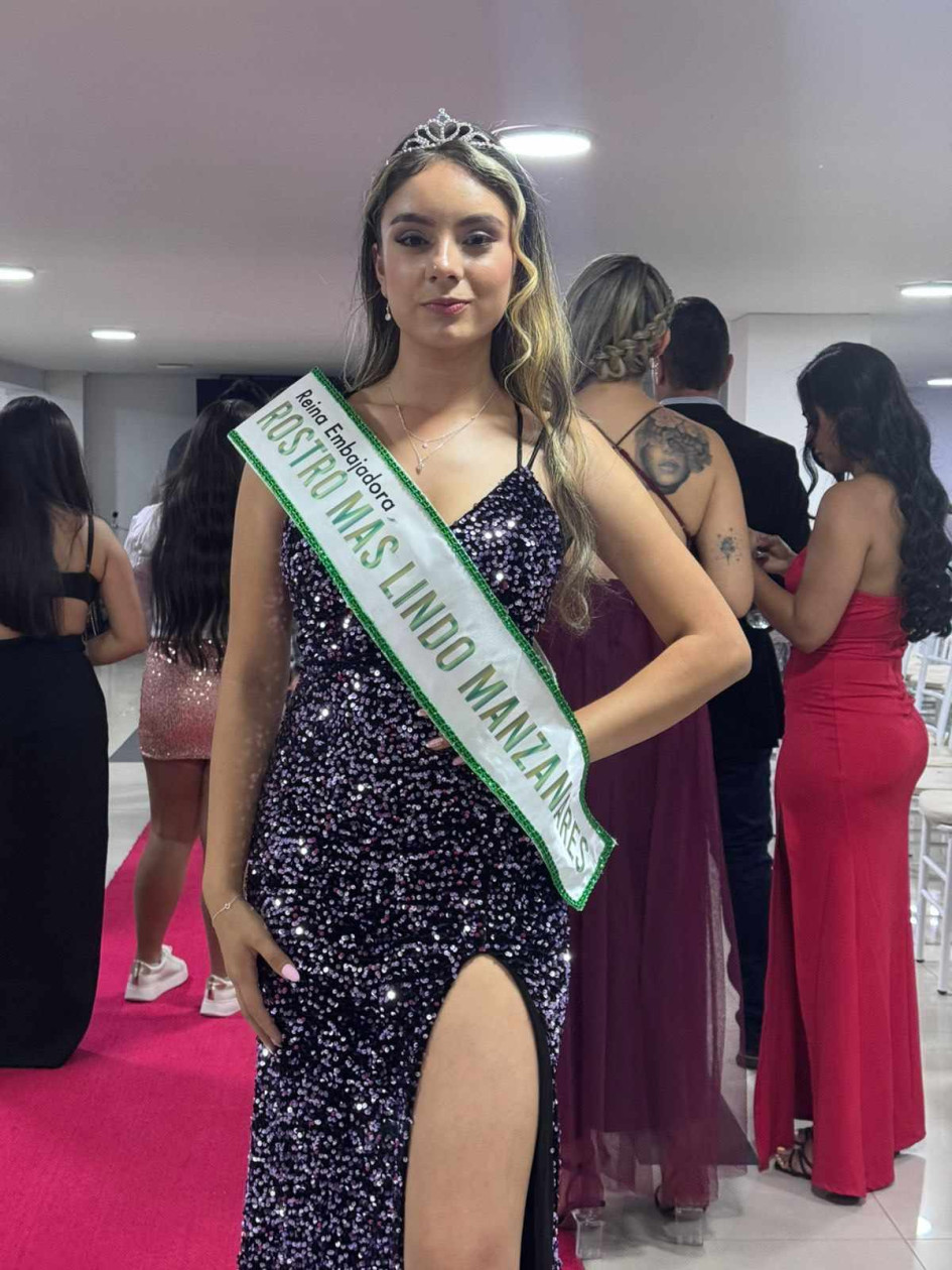 Milena Carvajal Herrera recibió la banda como reina embajadora Rostro más Lindo de Manzanares (Caldas). Tiene 17 años y se graduó el año pasado de bachiller del colegio Nuestra Señora del Rosario de Manzanares.