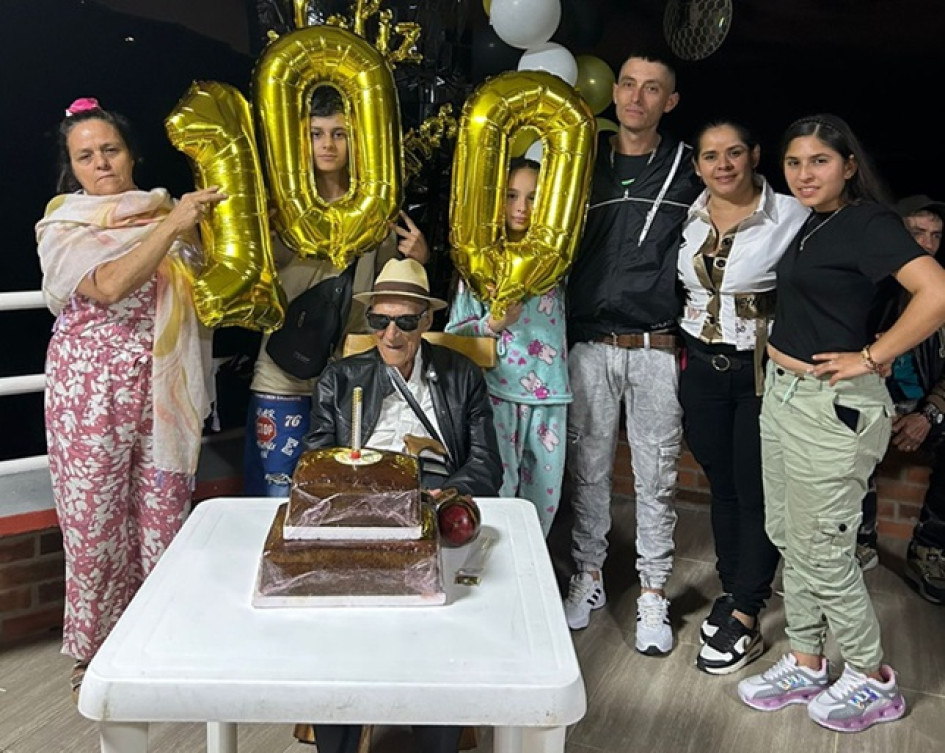 Luis Evelio Loaiza Salazar llegó a los 100 años de vida, los cuales siempre ha vivido en la vereda La Camelia Alta de Aranzazu (Caldas). A pesar de su discapacidad visual, con la que ha convivido los últimos 40 años, se goza la vida. Es conocido porque en las misas hace sonar sus maracas, acompañando los cánticos de la ceremonia religiosa. Tiene 17 hijos, 60 nietos, 10 bisnietos y 4 tataranietos. Para su cumpleaños, la familia se reunió en Pereira. Es la segunda persona más longeva de Aranzazu, después de P