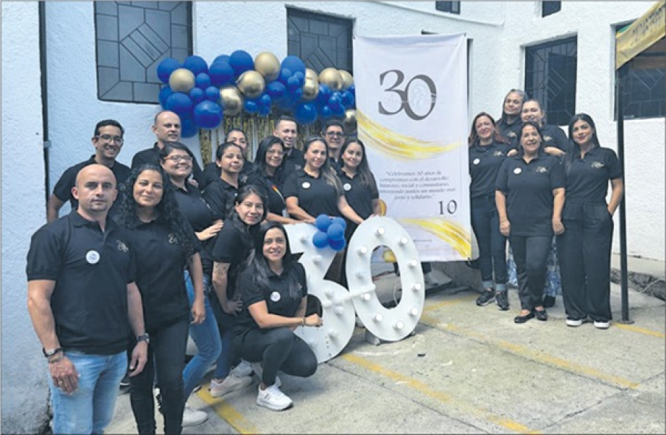 Equipo de trabajo al lado de su directora Diana Patricia González. Celebran 30 años de servicio como organización de la sociedad civil, aportando al  desarrollo social y comunitario de la población en general. Gracias por seguir construyendo un mundo al alcance de todos y de todas.