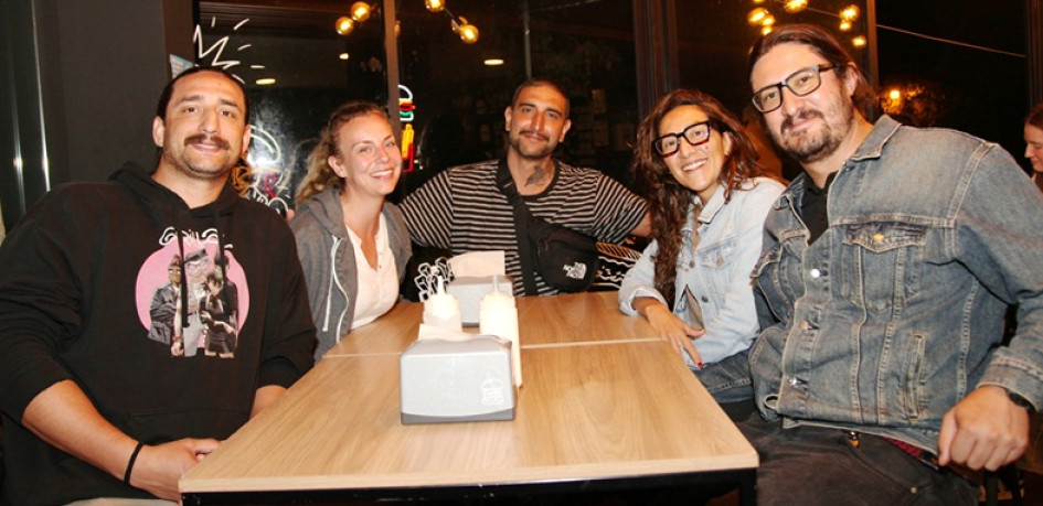 David Torres, Erika Harrison, Cristian Torres, Natalia Granada y Andrés Marín, en una cena en el restaurante Tierra Querida, en el barrio La Estrella.