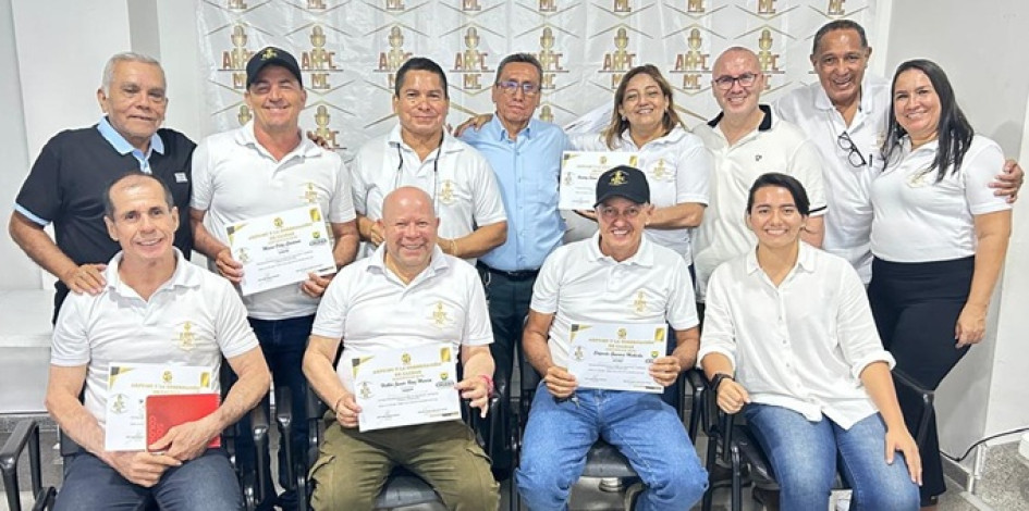 De pie: Jaime Guzmán Lozada, Mario Ortiz Cárdenas, Raúl Lescano Portela, Gervacio Amaya, Beatriz Elena Orozco, Ricardo Andrés Gómez de la Roche, conferencista y jefe de Prensa de la Gobernación de Caldas; Víctor J. Jiménez, Margot García Gallego. Sentados: Manuel Enrique Valencia, Helber Ruiz Murcia, Edgardo Guevara y Laura Amaya Giraldo.