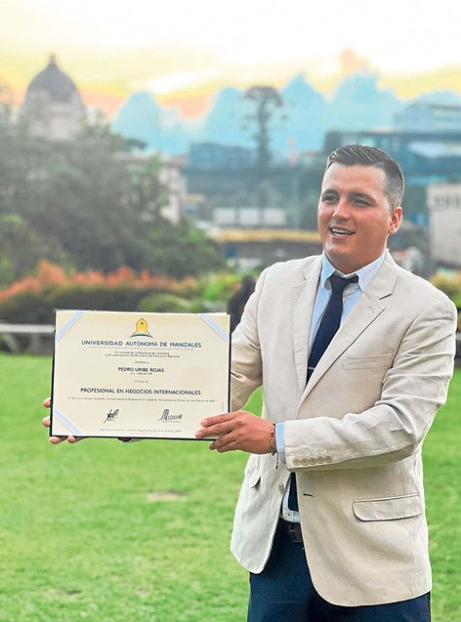 Pedro Uribe con su diploma en Negocios Internacionales.