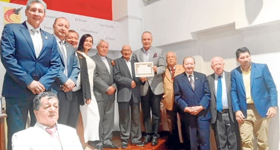 De pie: Luis Alberto Contreras Suárez, Mariscal Johnny Vásquez Duque, Francisco Javier Restrepo Monsalve; Daniela Aponte, padre Nelson Giraldo Mejía, Lucio Enrique Benavides Rosero, Gustavo Alberto Sanín Alarcón, Luis Alberto Figueroa, Jaime Cortés Díaz, Bernardo Gil Jaramillo, Orlando Salazar Zapata, y sentado Rubén Darío Franco Narváez.