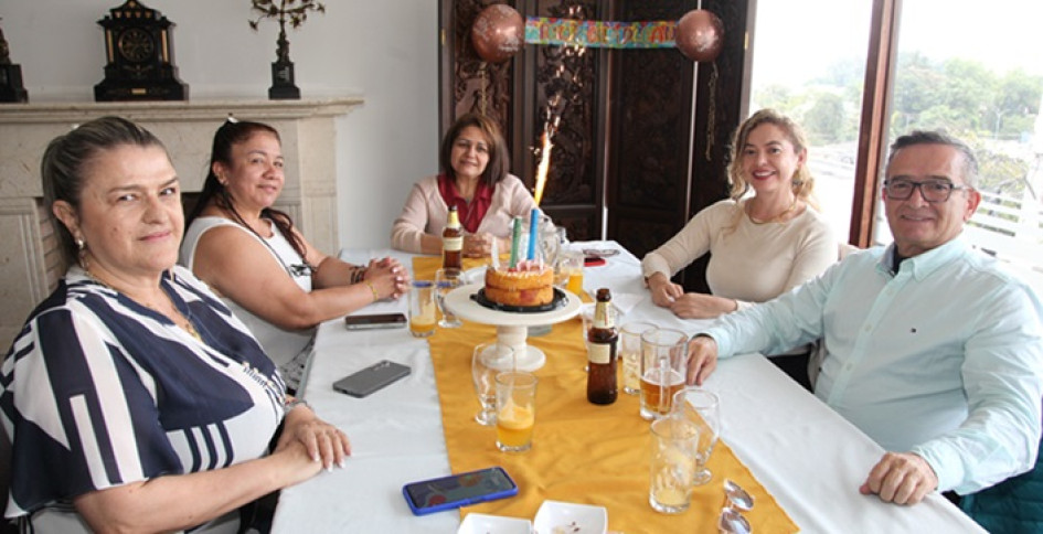 Foto | Argemiro Idárraga | LA PATRIA Claudia Ximena Enríquez festejó su cumpleaños con un almuerzo en el restaurante A La Leña en compañía de Ana Isabel Rivillas, María Teresa Ramírez, Ana Beatriz Ocampo y Jorge Mario Gómez.