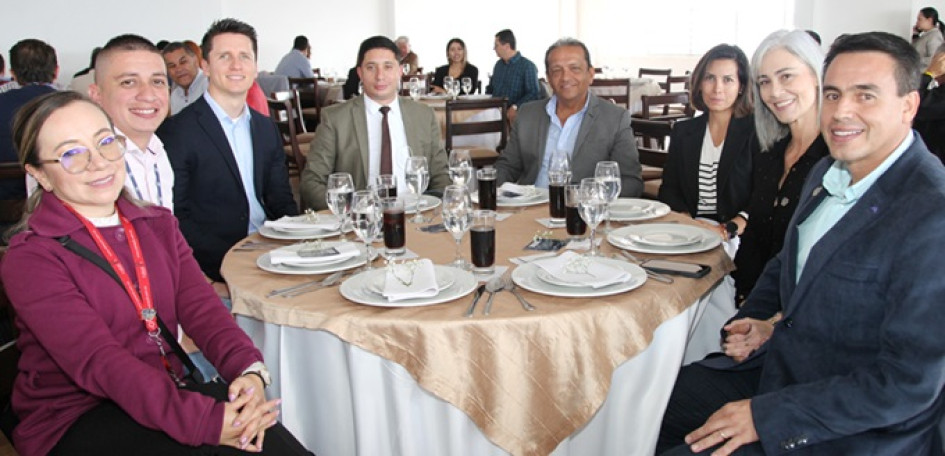 Olga Caro, Mario Escobar, Cristian Quintero, Andrés Felipe Posada, Fabián Giraldo Trejos, Tatiana Rodríguez, Juliana Londoño y Jorge Eduardo Rojas, alcalde de Manizales.