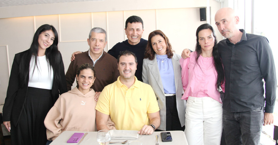 Foto | Argemiro Idárraga | LA PATRIA Marisol Betancur, Juan David Betancur, Marcela Arbeláez de Betancur, David Ignacio Betancur, Germán Ramírez, Estefanía Escobar, Jackeline Pardo y Henry Fonseca, funcionarios del Grupo Proseguir, en un almuerzo en el restaurante Vino y Pimienta.