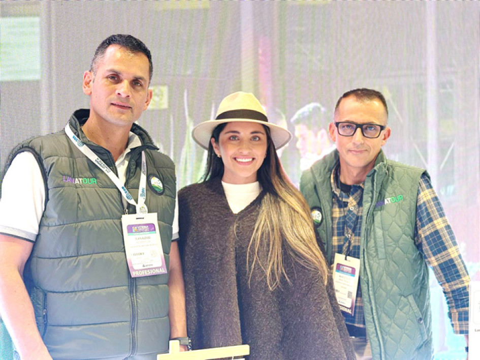 Foto | Cortesía | LA PATRIA Elkin Alonso Patiño,socio fundador del operador Lanatour Marulanda; Juliana Burgos, influenciadora; y Marco Tulio Henao, gerente de la Cooperativa Ovina.