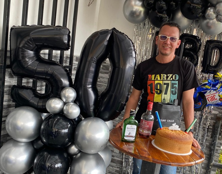 Foto | Lector | LA PATRIA Juan Gabriel González llegó a sus 50 años. Los celebró junto a sus amigos del barrio Guamal en la tienda de Willy, ubicada en este mismo sector, el pasado domingo 16 de marzo.