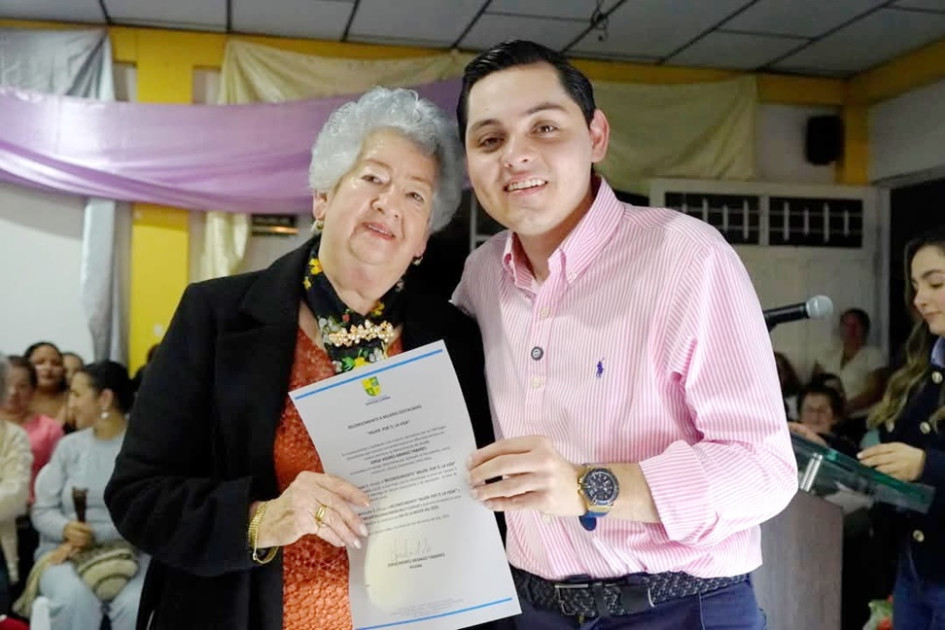La Alcaldía de Samaná celebró con bombos y platillos el día de la mujer en el aula máxima del colegio San Agustín. Asistieron mujeres que disfrutaron de los preparativos que les tenía el alcalde Jorge Andrés Arango Tabares con su equipo de trabajo. Se exaltaron mujeres, dignas de reconocimiento por diferentes motivos, como la señora Nelly Clavijo, quien goza del aprecio de sus paisanos, por su sencillez y don de gentes.
