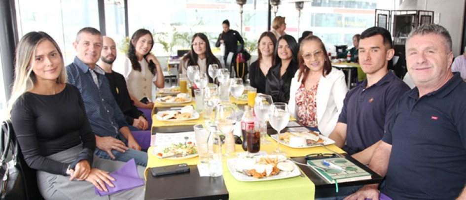 Pilar Gómez, Óscar Ramírez, Iván Cárdenas, Estefanía Cárdenas, Manuela Arango, Luisa Zuluaga, Lizeth Duque, Margarita Grajales, Manuel Rodríguez y Ronald Jiménez, funcionarios de Radios y Rines, en un almuerzo en el Club Manizales, sede El Cable.