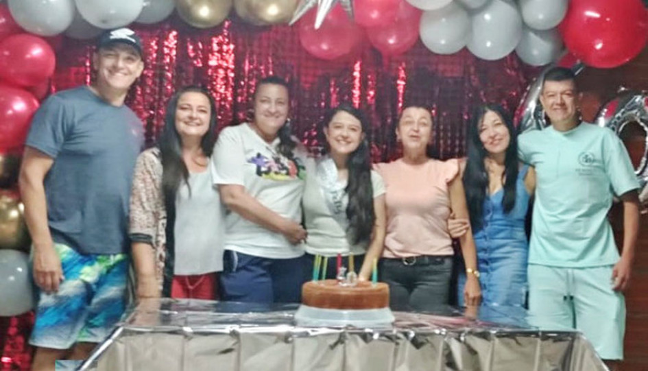 María Eugenia Escobar Franco, contadora pública y gerente de Joyas Marú, celebró sus 40 años de vida rodeada de familiares y amigos en Villamaría. En la gráfica en compañía de sus seis hermanos: Jorge, Sandra, Claudia Marcela, Stellita, Olga Lucía y John Fredy Escobar Franco.