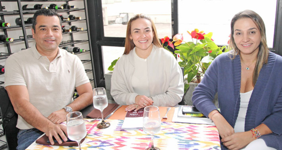 Jorge Vallejo, Paola Neira y Natalia Giraldo, en un almuerzo de trabajo.