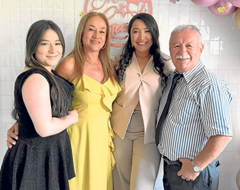 Isabella Álvarez Carmona, Gloria Zuleny Carmona, María José Álvarez Carmona y Edelberto Álvarez.