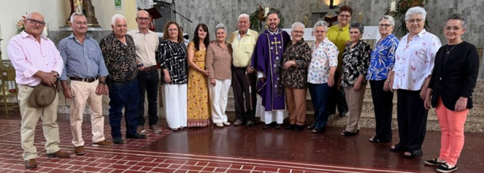 Grupo de asistentes acompañantes a la eucaristía.