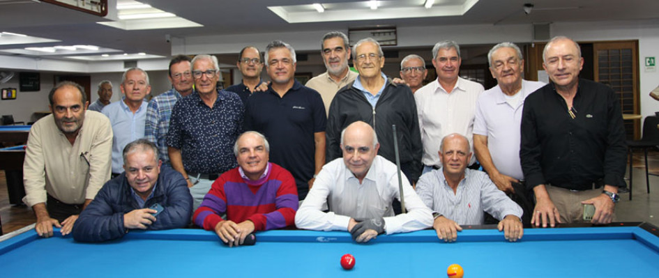 Grupo de billaristas socios del Club Manizales en la sede del Centro.