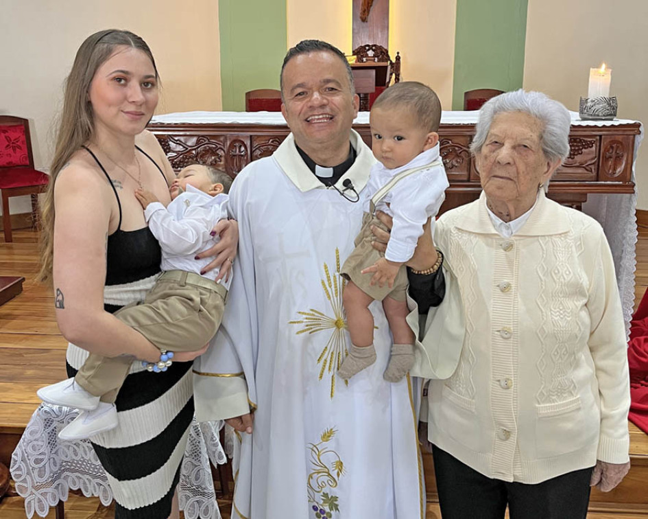 Con una misa en el templo Santa Ana, de Villa Carmenza en Manizales, Emmanuel Plata Guevara y Miguel González Gómez recibieron el sacramento del bautismo. En la misma celebración, se conmemoraron los 105 años de María Tamayo. La ceremonia fue presidida por el párroco Cristian Echeverri.