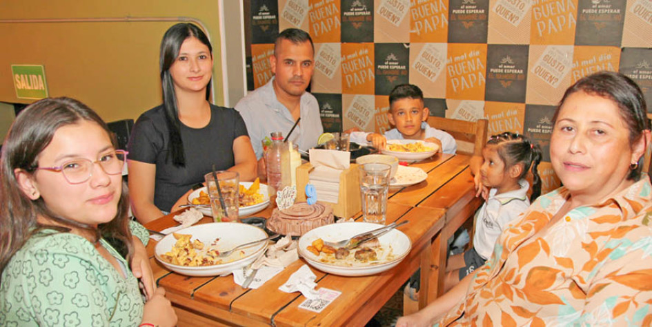 Santiago Restrepo Ramírez, Silvana Rodríguez, Luisa Ramírez, Sergio Restrepo, Santiago Restrepo, Valentina Restrepo y Stella Espinosa cenaron en el restaurante La Patatería. 