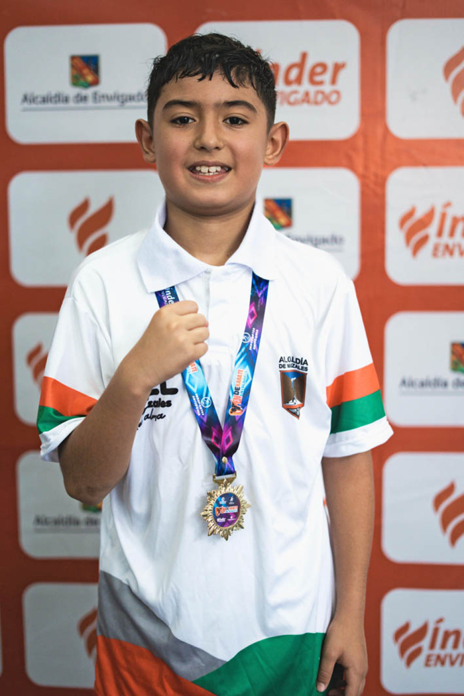 El karateca manizaleño Martín Alzate Posada se coronó campeón en la categoría Sub-12 en el Open Entrenarte de Envigado, un torneo que reunió a atletas de todo el país. Martín se destacó entre los 15 competidores de diferentes ligas, demostrando su habilidad y dedicación en el deporte.