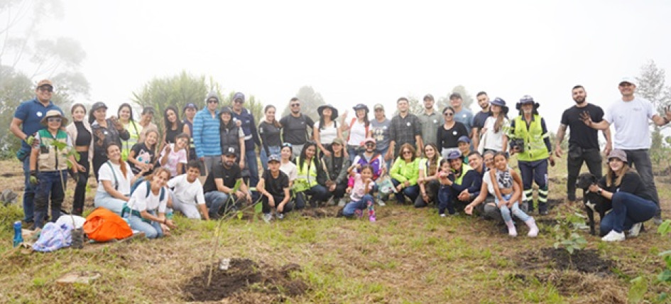 200 chachafrutos y fresnillos sembraron trabajadores de Emas by Veolia, con sus familias, como aporte a la transformación ecológica y al compromiso con la sostenibilidad ambiental. La jornada se cumplió en la zona Todelar del Centro Inteligente de Gestión Ecológica (CIGE) La Esmeralda de Manizales y se realizó por el Día de la Tierra y del Árbol.