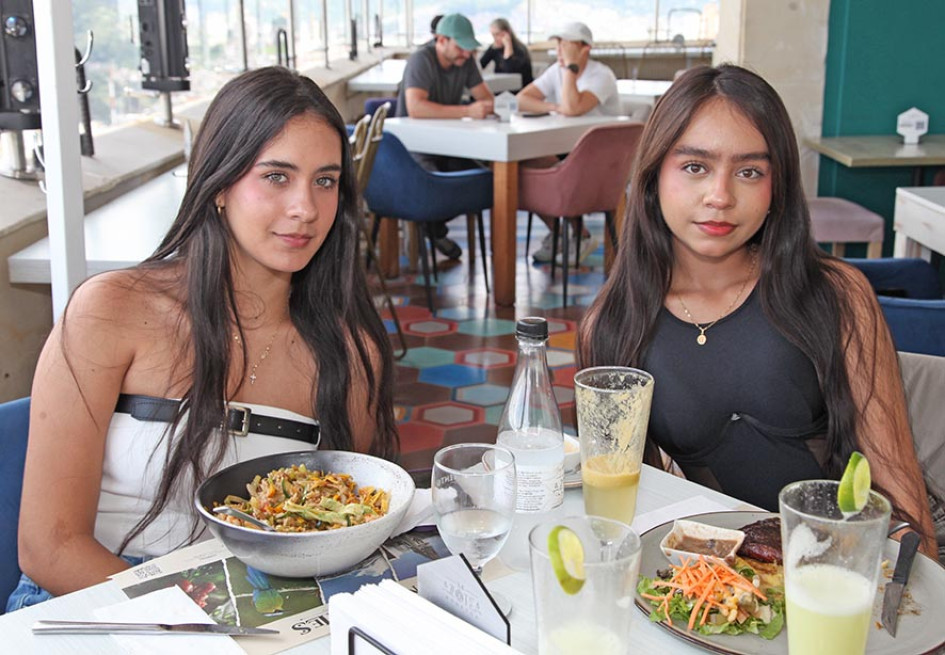 Foto | Argemiro Idárraga | LA PATRIA Gabriela Afanador y Sofía Suárez compartieron un almuerzo de amigas en el restaurante La Azotea.