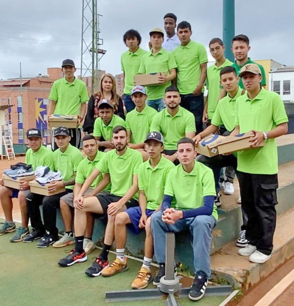 El Tennis Club Manizales entregó uniformes completos a sus 20 caddies, gracias al apoyo de Colplas, Materiales Caldas; la administradora del Club, Carmenza Galvis; y también algunos afiliados solidarios
