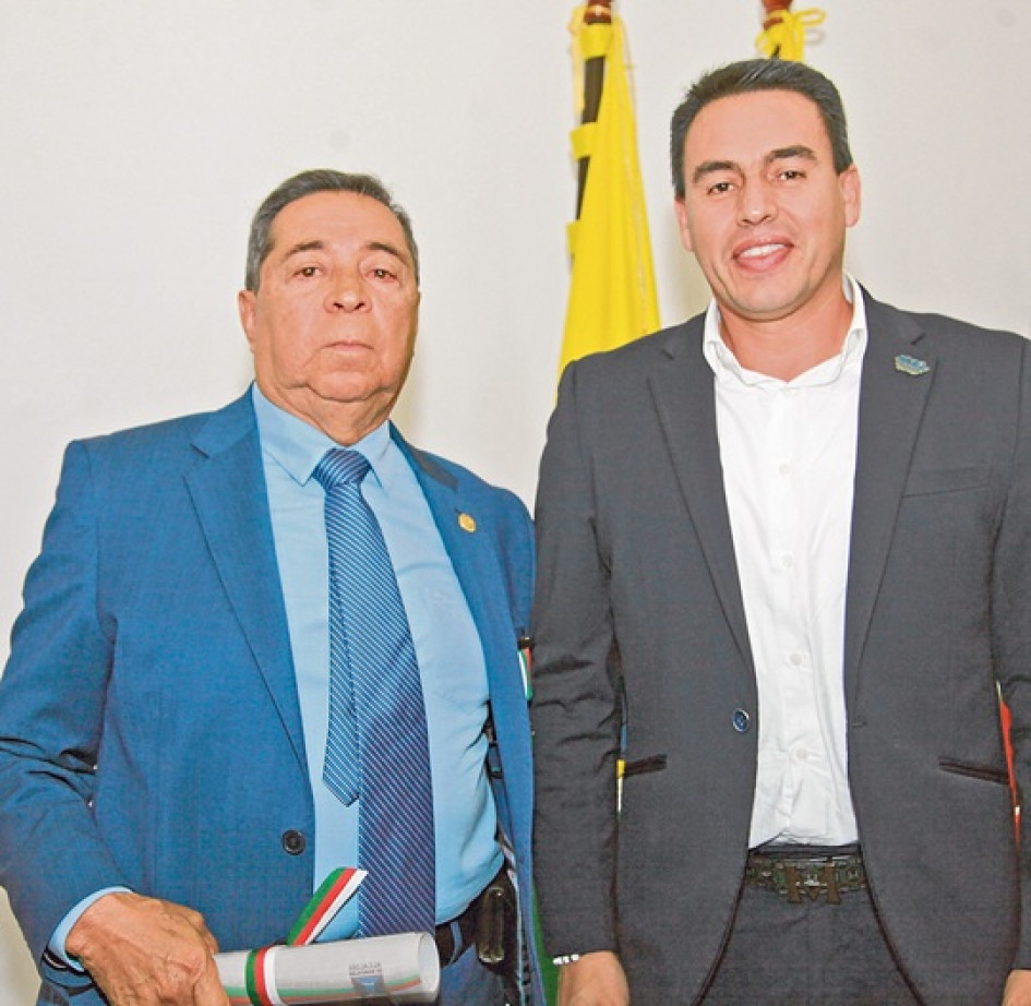 Jorge Eduardo Rojas Giraldo, alcalde de Manizales, entrega reconocimiento Honor al Mérito a Álvaro González Álzate.