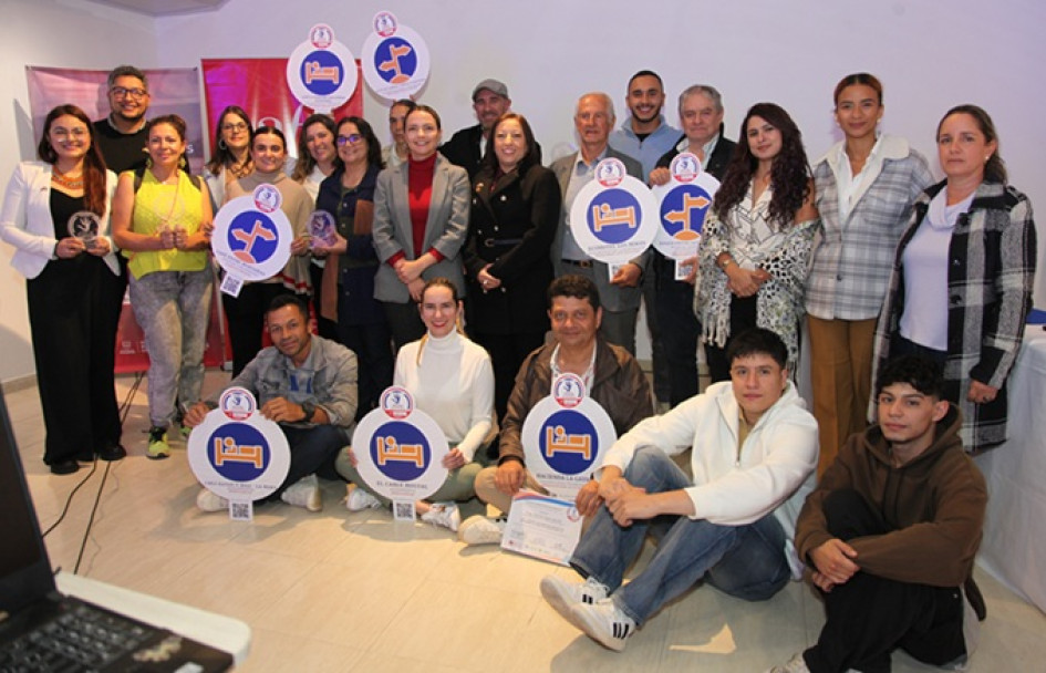 Grupo de personas certificadas y asistentes al evento.