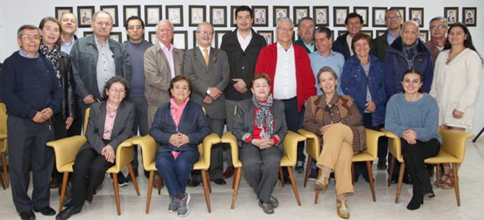 Fotos | Argemiro Idárraga | LA PATRIA Integrantes de la Sociedad de Mejoras Públicas de Manizales en compañía de la festejada.