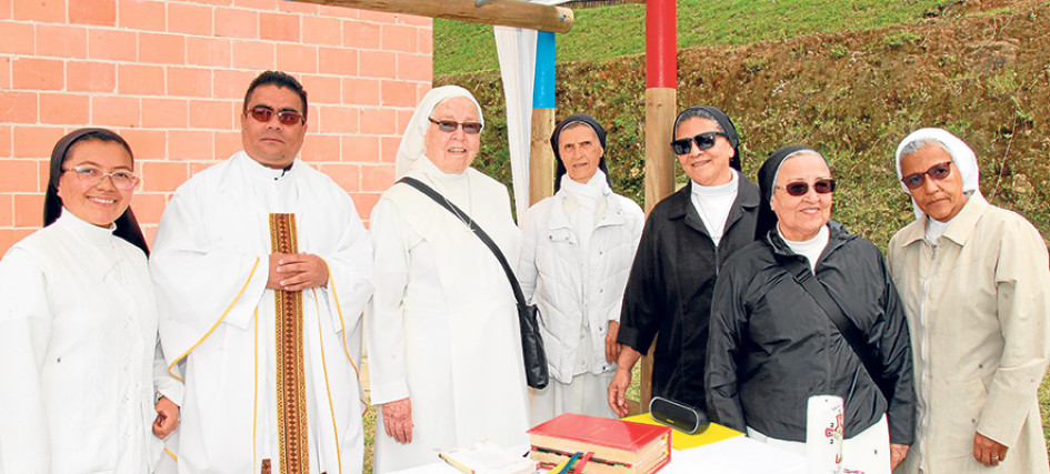 Fotos | Argemiro Idárraga | LA PATRIA Hermana Mayeli Chacua, sacerdote Julián Andrés Ospina, hermana Gloria Torres, hermana María Eugenia López, hermana Olinde Trejos, Martha Lucía Andrade y hermana María Cecilia Renteria.