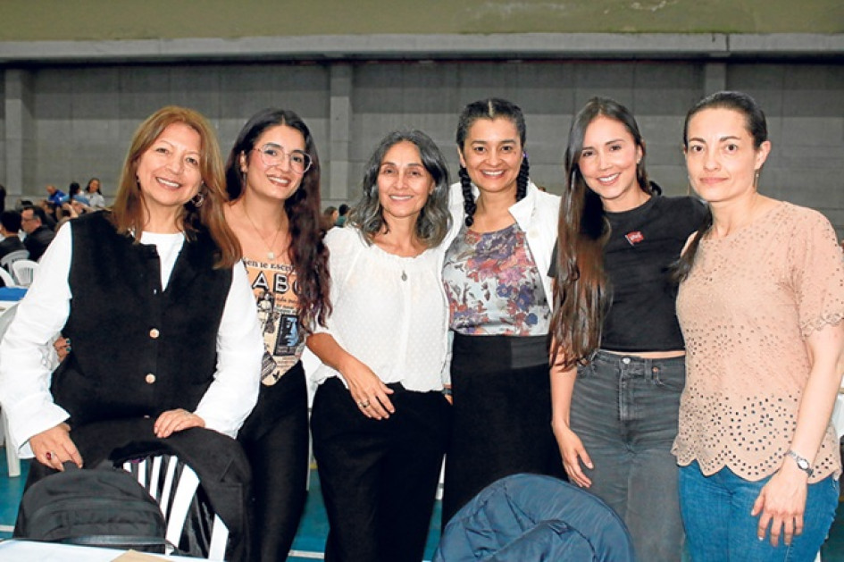 Yolanda Pasuy, Jénnifer Rivera, Ángela González, Lupe Laserna, Ángela Jiménez y Angélica Zuluaga.
