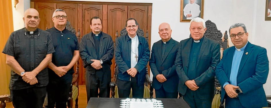 Padre Juan Manuel Vargas González, padre Gilberto Hernández Nieto, padre Hernando Suárez, monseñor Nelson Jair Cardona Ramírez (obispo de la Diócesis de Pereira), padre Anibal Hurtado Hurtado, padre Nelson Giraldo Mejía ( presidente de la Academia de Historia Eclesiástica de Pereira Monseñor Baltasar Álvarez Restrepo) y padre Behitman Céspedes de los Ríos ( rector de la Universidad Católica de Pereira).