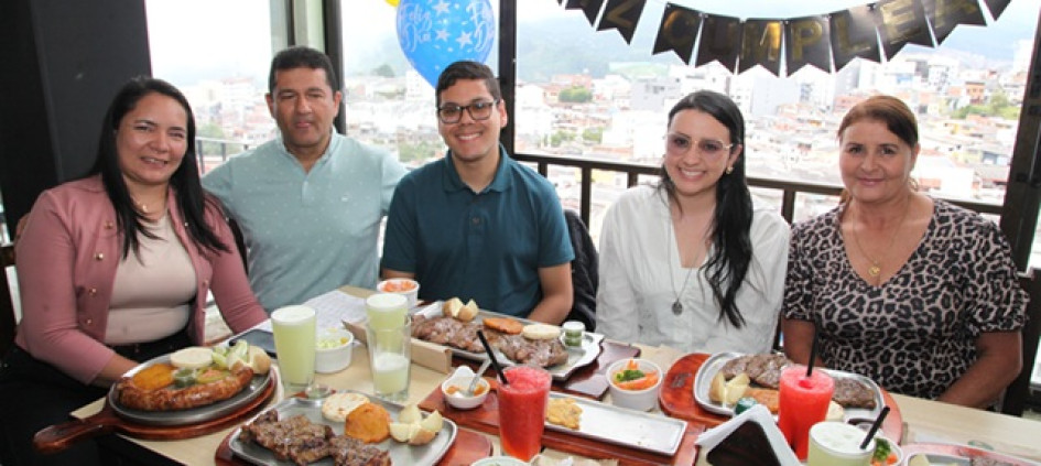 Leydy Bibiana Londoño, Néstor Iván Marín, Iván David Marín (cumpleañero), Geraldine Murcia y Luz Melida Posada.