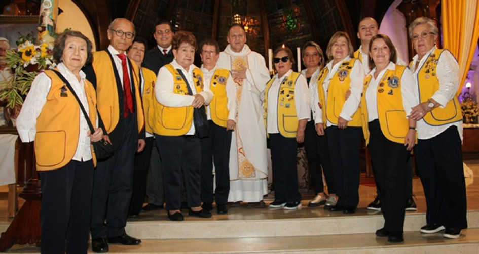 Grupo de miembros del Club de Leones Monarca asistentes a la eucaristía que se celebró en la Basílica Menor de la Inmaculada Concepción.